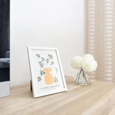 Appartement Front Door Hall *